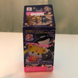Mega cat sailor moon figurine